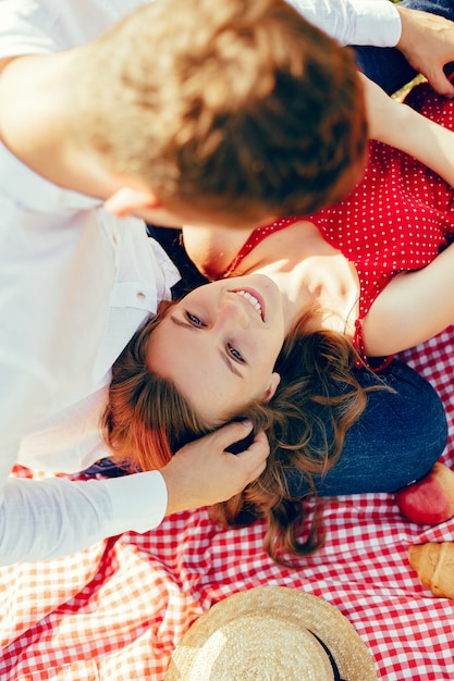 Foto gratuita hermosa pareja pasa tiempo en un campo de verano