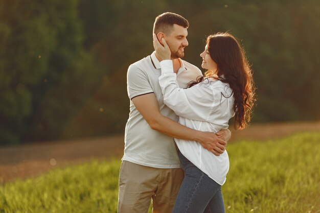 Hermosa pareja pasa tiempo en un campo de verano