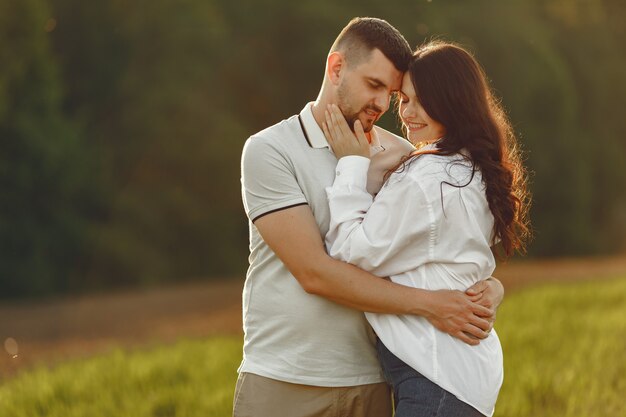 Hermosa pareja pasa tiempo en un campo de verano