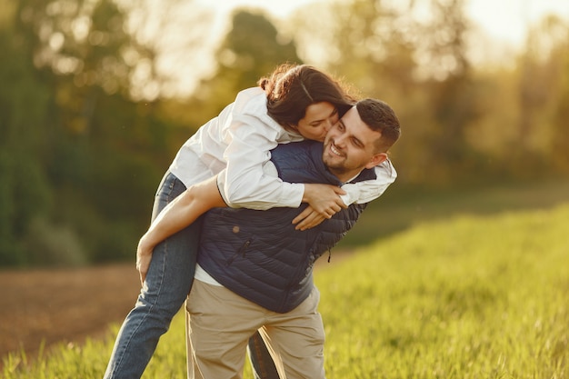 Hermosa pareja pasa tiempo en un campo de verano