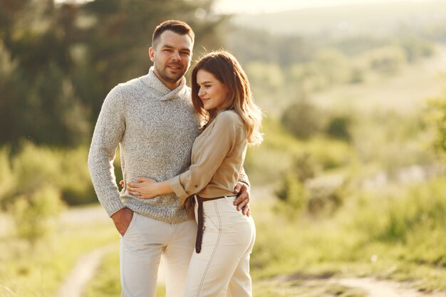 Hermosa pareja pasa tiempo en un campo de verano