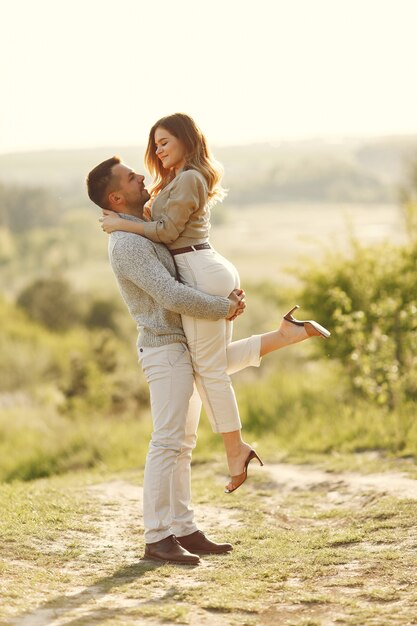 Hermosa pareja pasa tiempo en un campo de verano