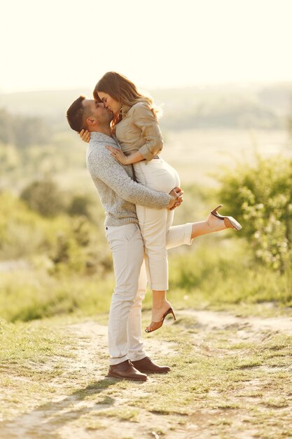 Hermosa pareja pasa tiempo en un campo de verano