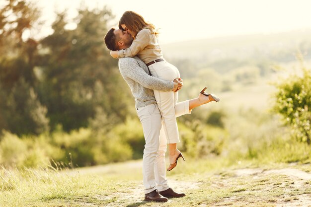 Hermosa pareja pasa tiempo en un campo de verano