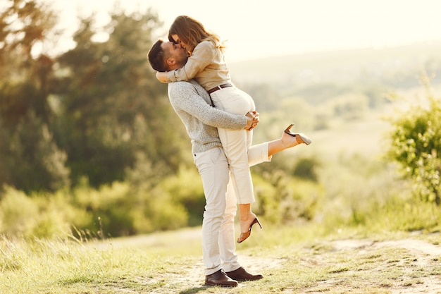 Hermosa pareja pasa tiempo en un campo de verano