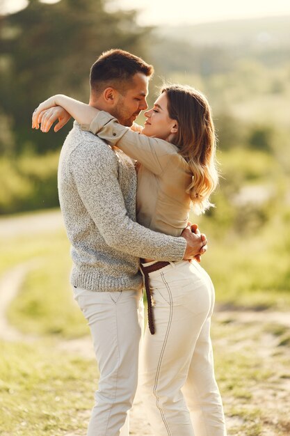 Hermosa pareja pasa tiempo en un campo de verano