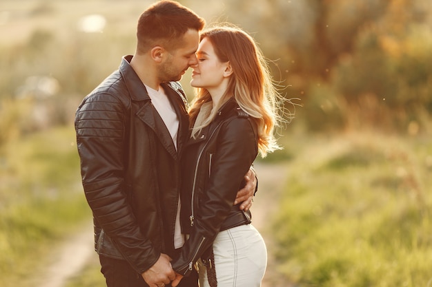 Hermosa pareja pasa tiempo en un campo de verano