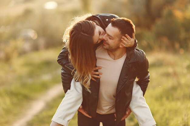 Hermosa pareja pasa tiempo en un campo de verano