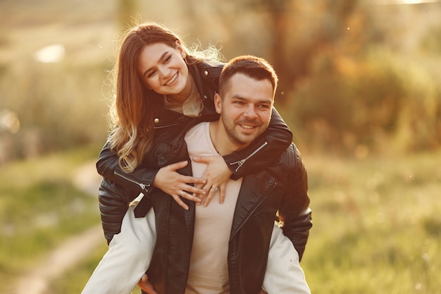 Hermosa pareja pasa tiempo en un campo de verano