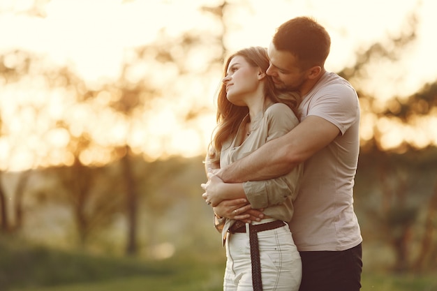 Hermosa pareja pasa tiempo en un campo de verano