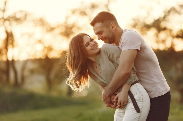 Hermosa pareja pasa tiempo en un campo de verano