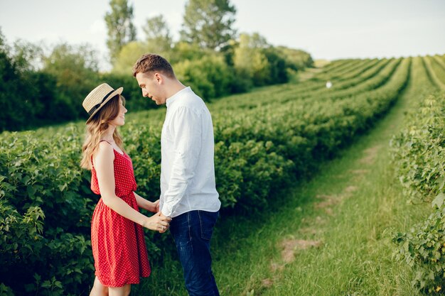 Hermosa pareja pasa tiempo en un campo