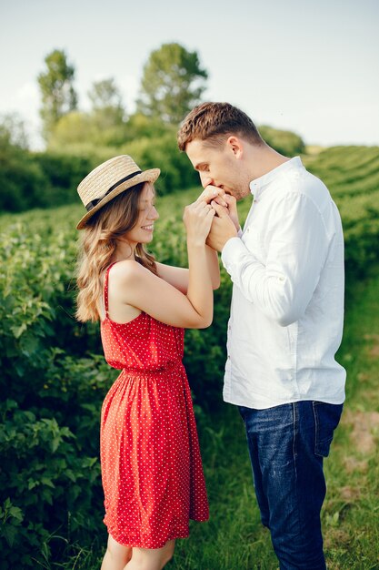 Hermosa pareja pasa tiempo en un campo