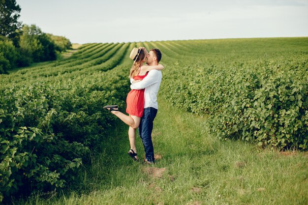 Hermosa pareja pasa tiempo en un campo