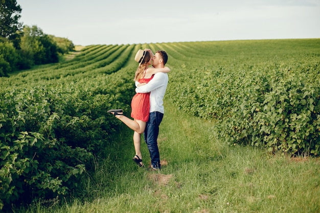 Hermosa pareja pasa tiempo en un campo