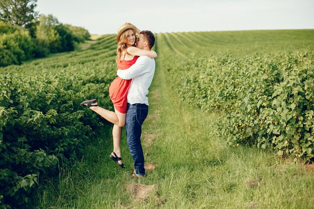 Hermosa pareja pasa tiempo en un campo