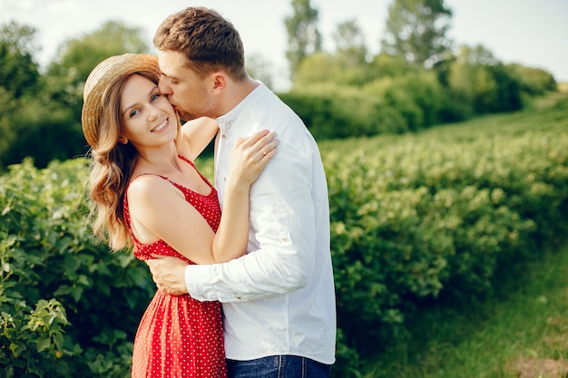 Hermosa pareja pasa tiempo en un campo