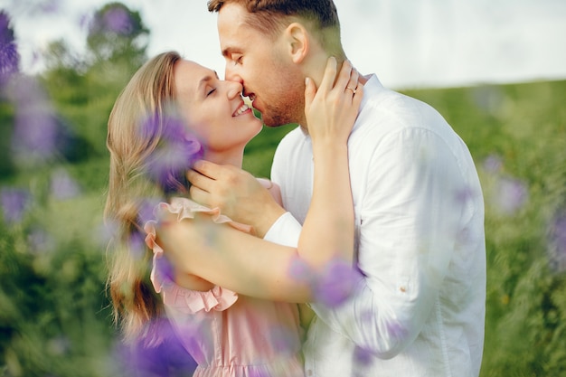 Foto gratuita hermosa pareja pasa tiempo en un campo