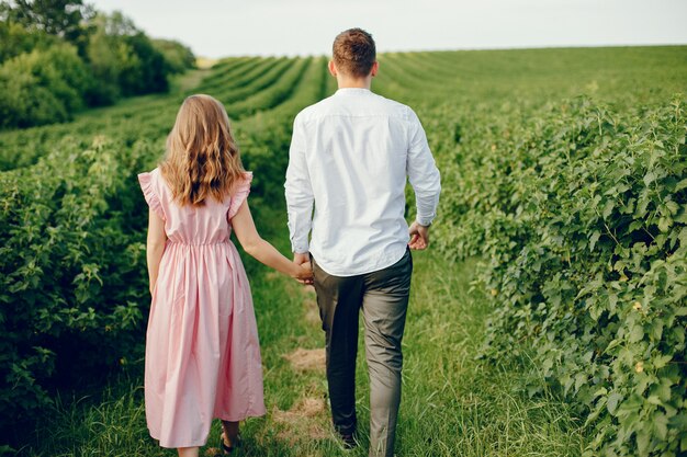 Hermosa pareja pasa tiempo en un campo