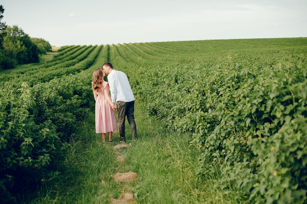 Hermosa pareja pasa tiempo en un campo