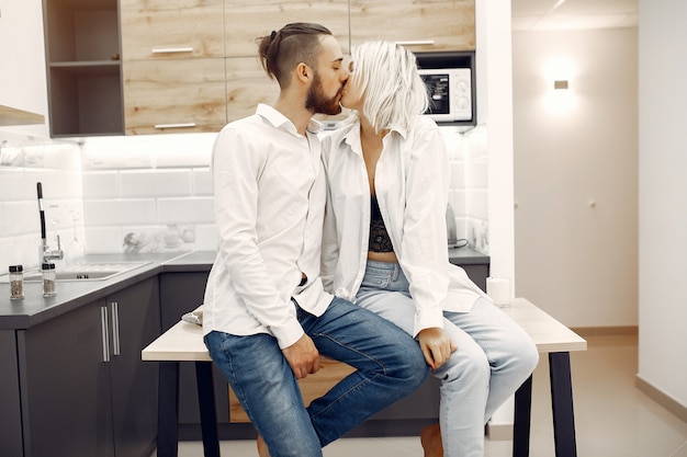 Hermosa pareja pasa tiempo en casa en la cocina