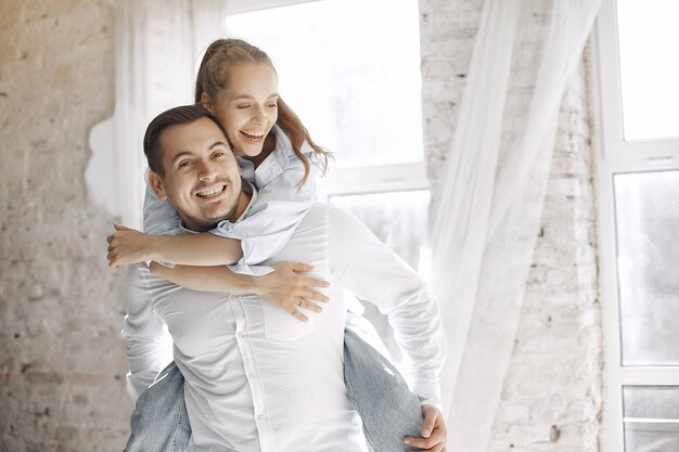 Hermosa pareja pasa tiempo en casa