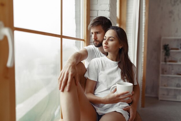 Hermosa pareja pasa tiempo en casa