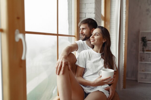 Hermosa pareja pasa tiempo en casa