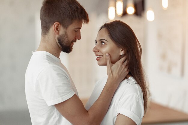 Hermosa pareja pasa tiempo en casa