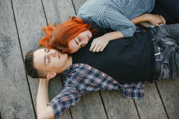 Hermosa pareja pasa tiempo cerca de un agua.