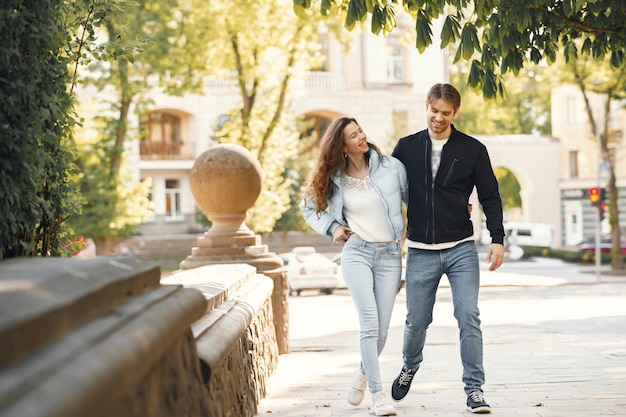 Hermosa pareja pasa tiempo en una ciudad primaveral