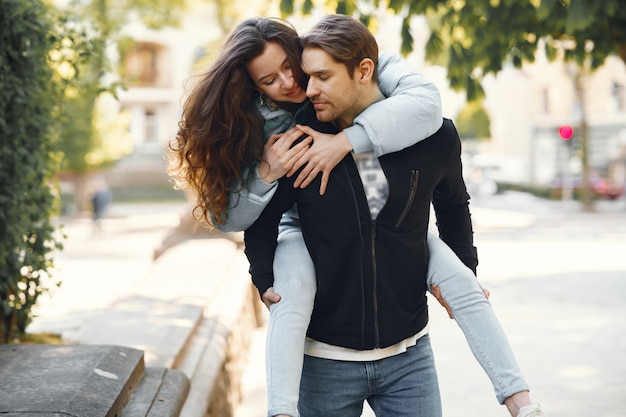 Hermosa pareja pasa tiempo en una ciudad primaveral