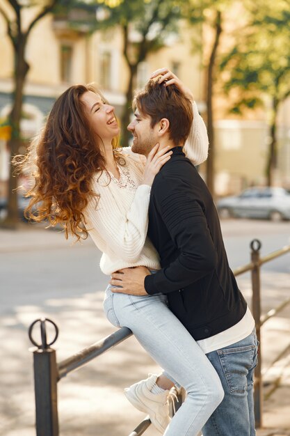 Hermosa pareja pasa tiempo en una ciudad primaveral