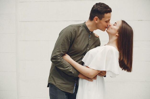 Hermosa pareja pasa tiempo en una ciudad de verano.