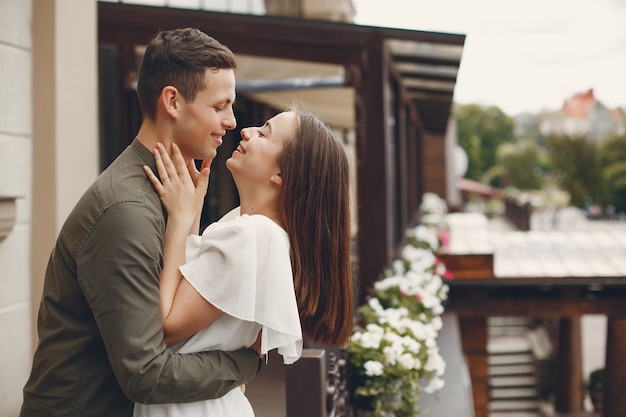 Hermosa pareja pasa tiempo en una ciudad de verano.