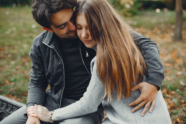 Hermosa pareja pasa tiempo en una ciudad de verano.