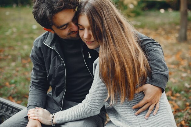 Hermosa pareja pasa tiempo en una ciudad de verano.