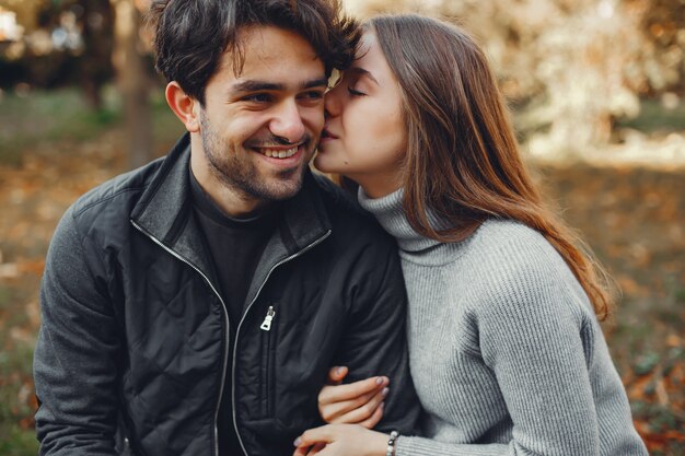 Hermosa pareja pasa tiempo en una ciudad de verano.