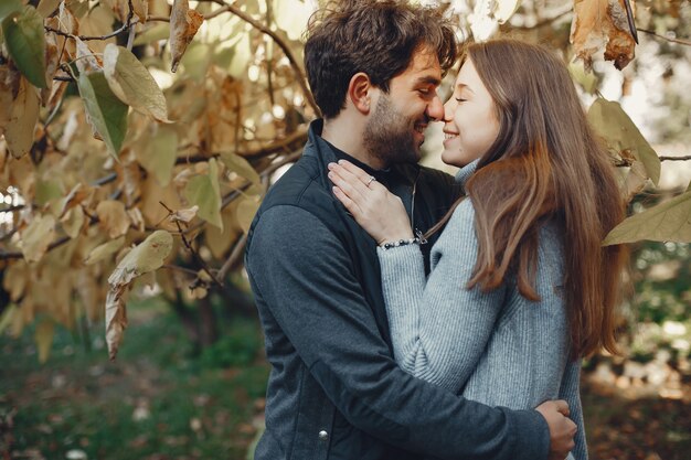 Hermosa pareja pasa tiempo en una ciudad de verano.