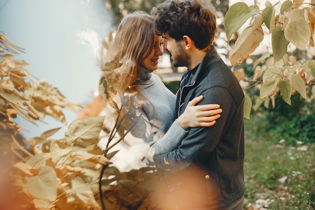 Hermosa pareja pasa tiempo en una ciudad de verano.