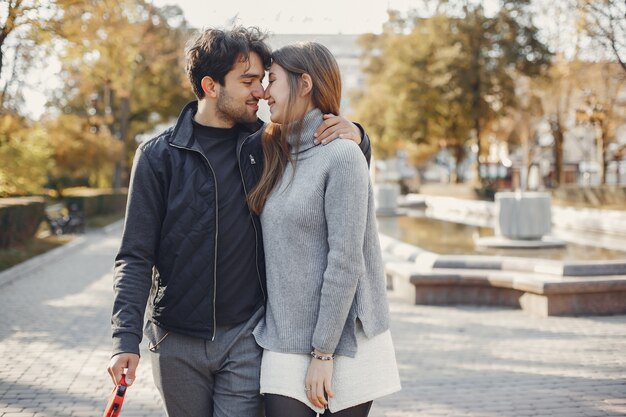 Hermosa pareja pasa tiempo en una ciudad de verano.