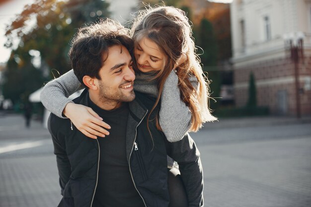 Hermosa pareja pasa tiempo en una ciudad de verano.