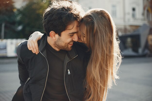 Hermosa pareja pasa tiempo en una ciudad de verano.