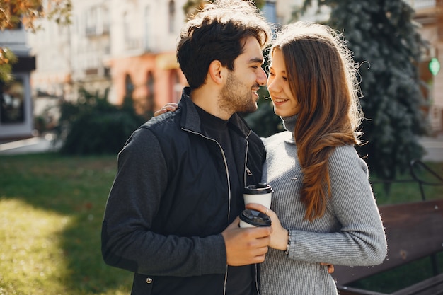 Hermosa pareja pasa tiempo en una ciudad de verano.