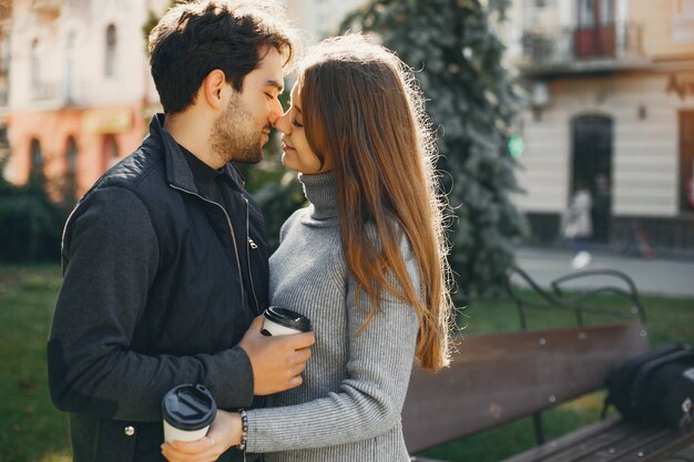 Hermosa pareja pasa tiempo en una ciudad de verano.