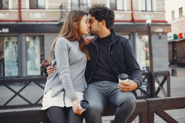 Hermosa pareja pasa tiempo en una ciudad de verano.