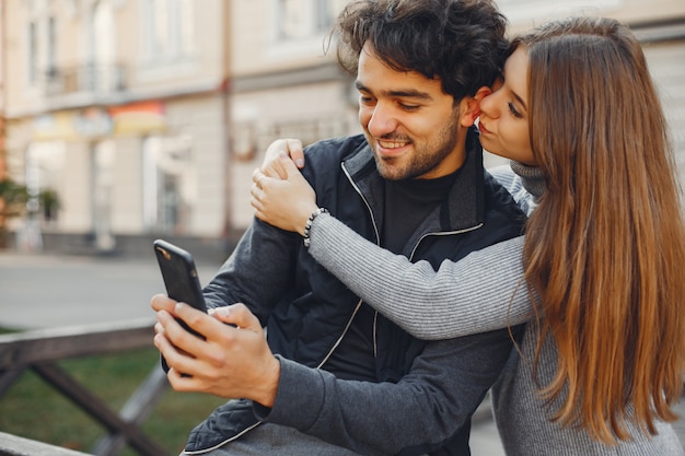 Hermosa pareja pasa tiempo en una ciudad de verano.