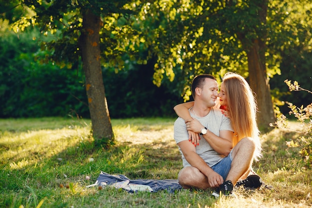 Hermosa pareja pasa tiempo en una ciudad de verano.