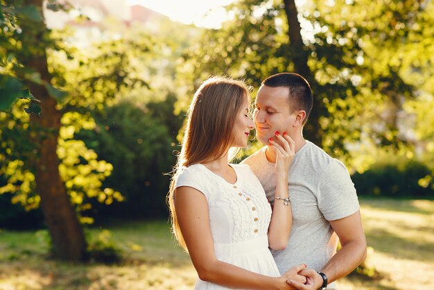 Hermosa pareja pasa tiempo en una ciudad de verano.