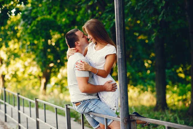 Hermosa pareja pasa tiempo en una ciudad de verano.